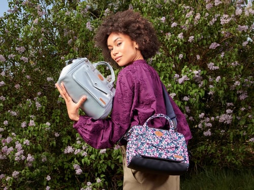 Comment porter votre sac bandoulière pour femme ? - Cabaia
