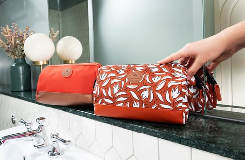 Prêt pour l'embarquement avec notre trousse de toilette avion - Cabaia