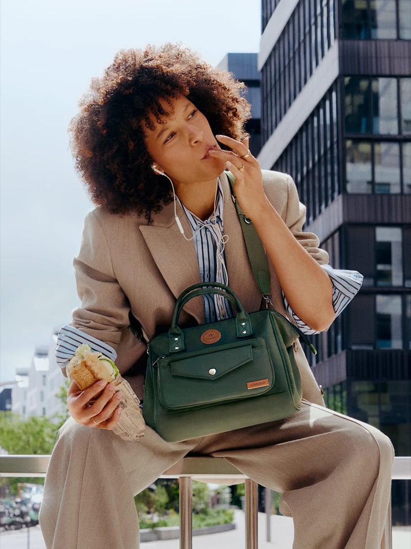 Crossbody Hobart au bureau avec sandwich