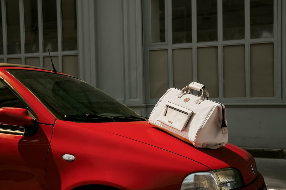 Sac de voyage Alger sur une voiture rouge